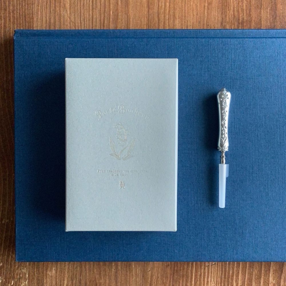 鈴蘭模様の持ち手のついた、銀色の目打ちの写真