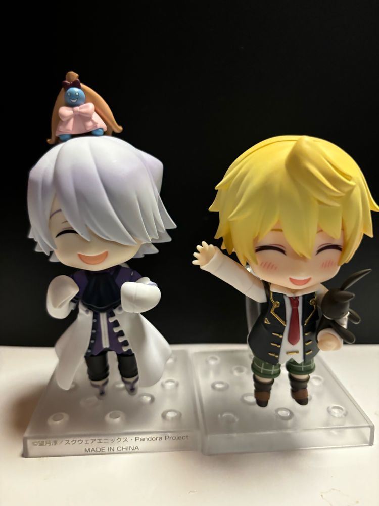 ザークシーズ=ブレイク(左)とオズ=ベザリウス(右)のねんどろの写真