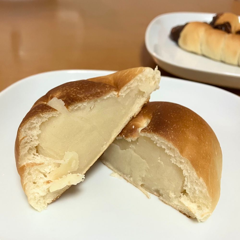 白あんぱんの断面写真。