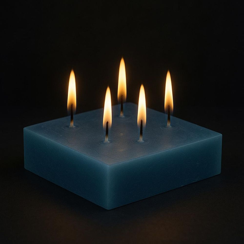 vierkante blauwe kaars met vijf lonten