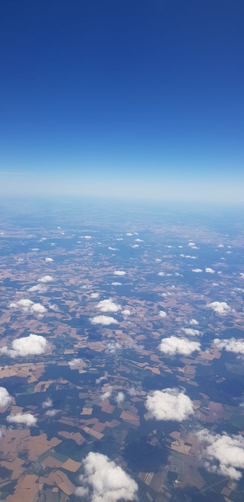 Campagne française vue du ciel parsemée de tout petits nuages blancs