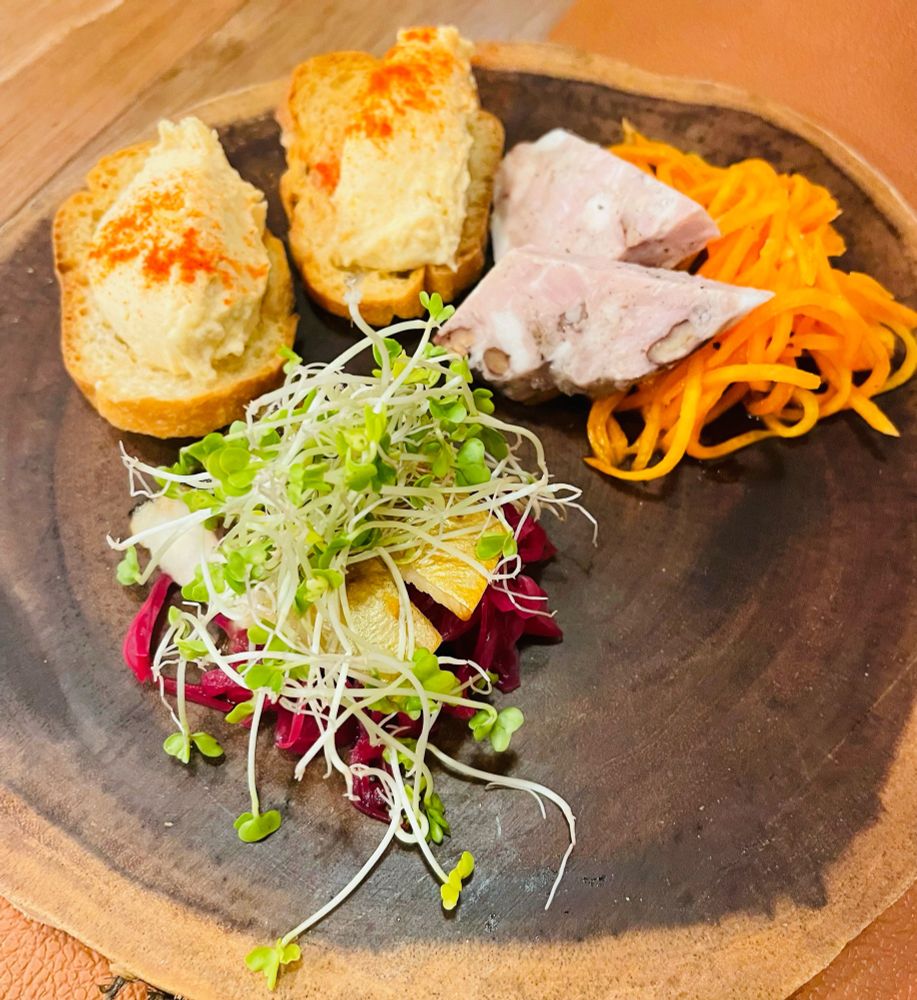 手前：自家製サバの燻製　紫キャベツとスーパースプラウト添え
奥左：ひよこ豆と胡麻のフムスのバケットのせ
奥右：鶏胸肉のハム　キャロットラペ添え