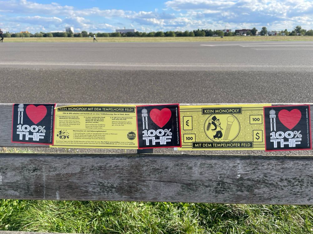 100%THF-Aufkleber auf einer Bank