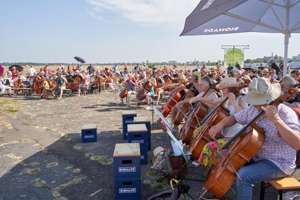 sehr viele Celli spielen auf dem Tempelhofer Feld