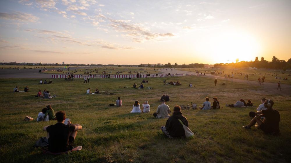 Private Bauherren fürs Tempelhofer Feld?: Staatssekretär Slotty will landeseigene Grundstücke teilweise privatisieren