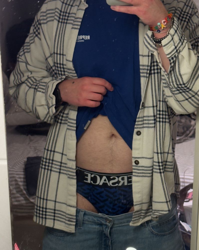 Mirror selfie showing jeans sliding off