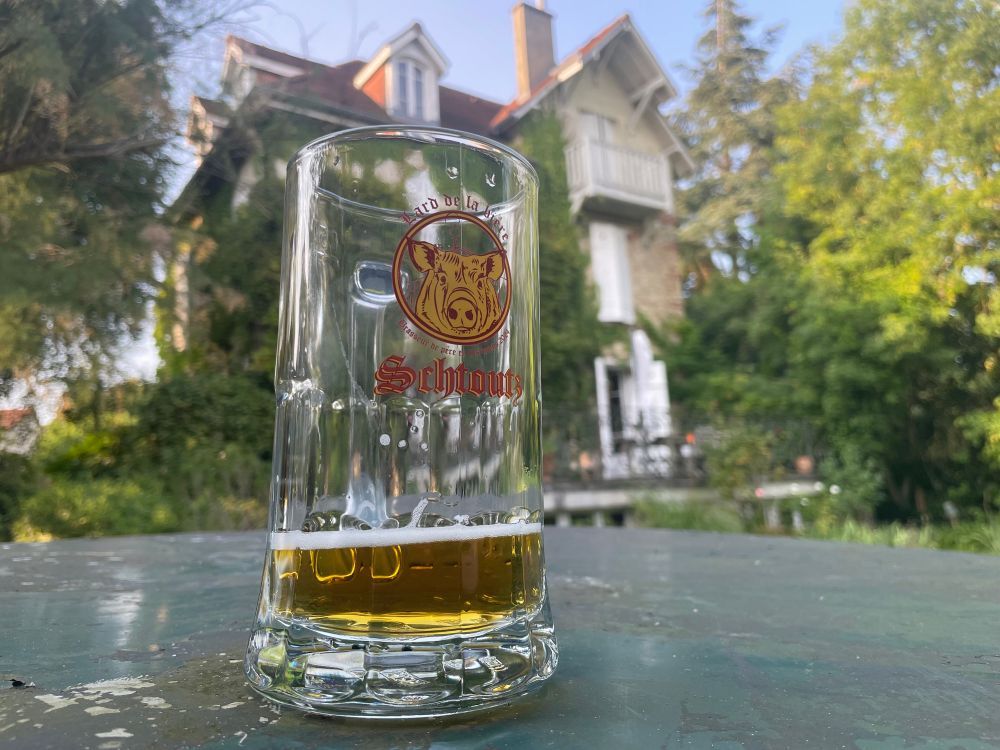 Une bonne bière de St Roustan, au jardin bucolique d’une maison de campagne, que demander de plus si ce n’est la compagnie de la Dernière ?