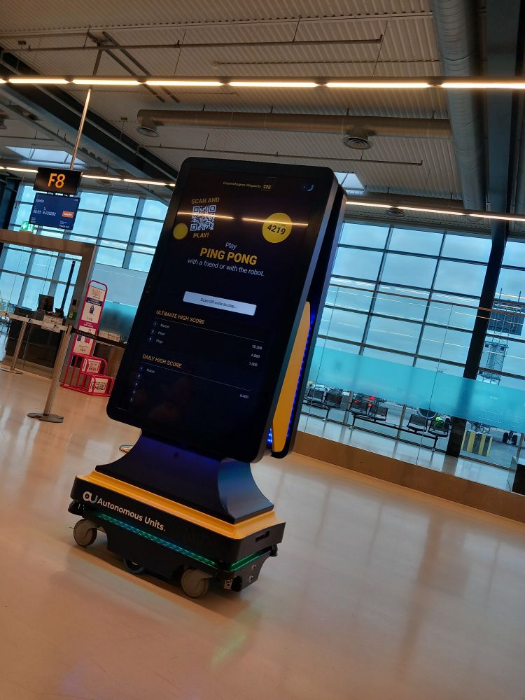 Robot with screen : "play pingpong against the robot or a friend"