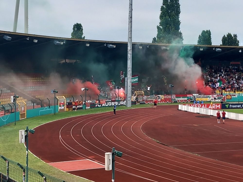 FC Augsburg Fans zünden Pyrotechnik im Friedrich-Ludwig-Jahnsportpark
