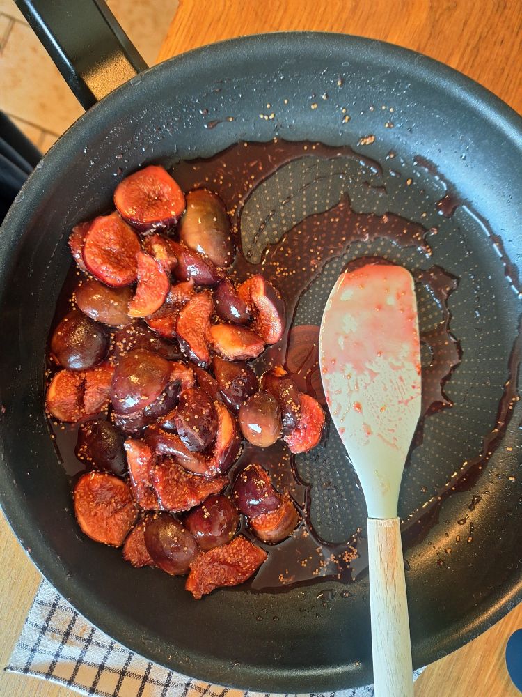 Frigideira preta com uma compota de figos dentro 