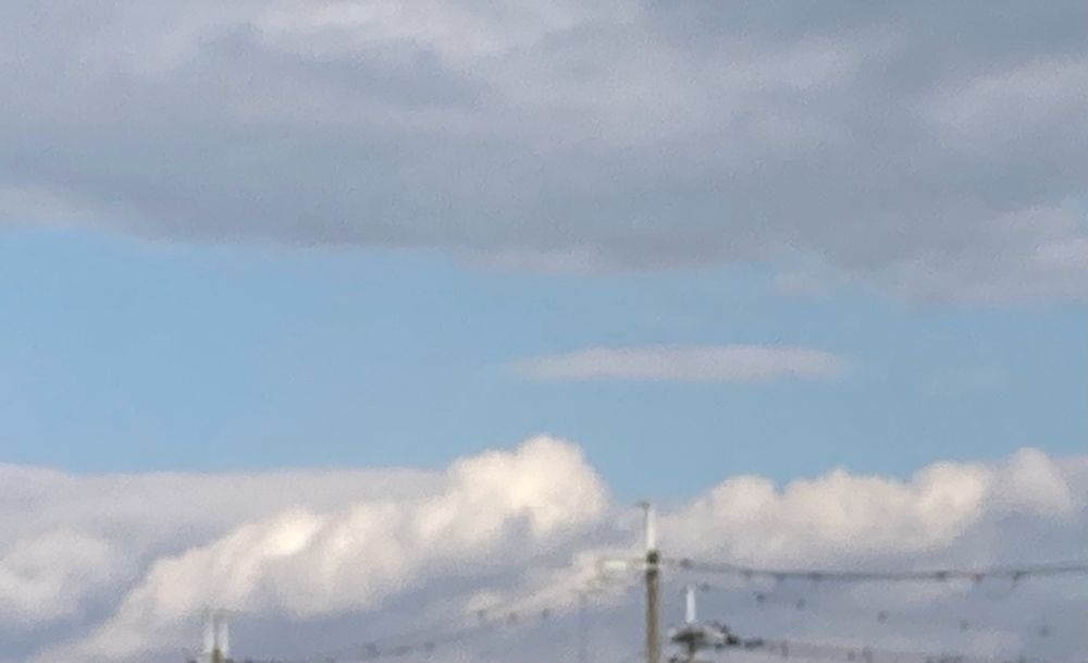 油絵の具を押し付けたようなモフモフの雲