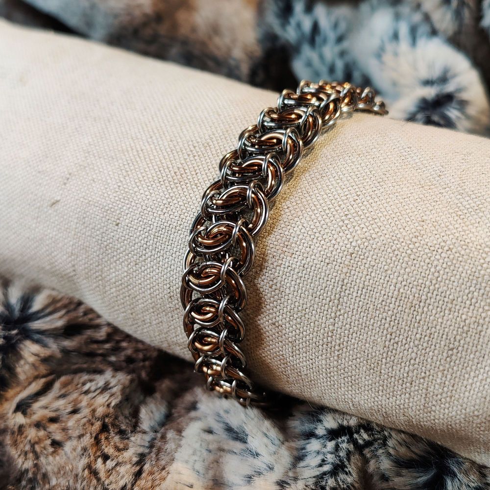 Bracelet en maille que j'appelle "Torrent", car le motif m'évoque les ondulations de l'eau entre les rochers.