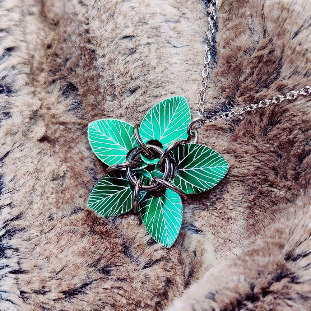 Celle-ci est verte avec des nervures.