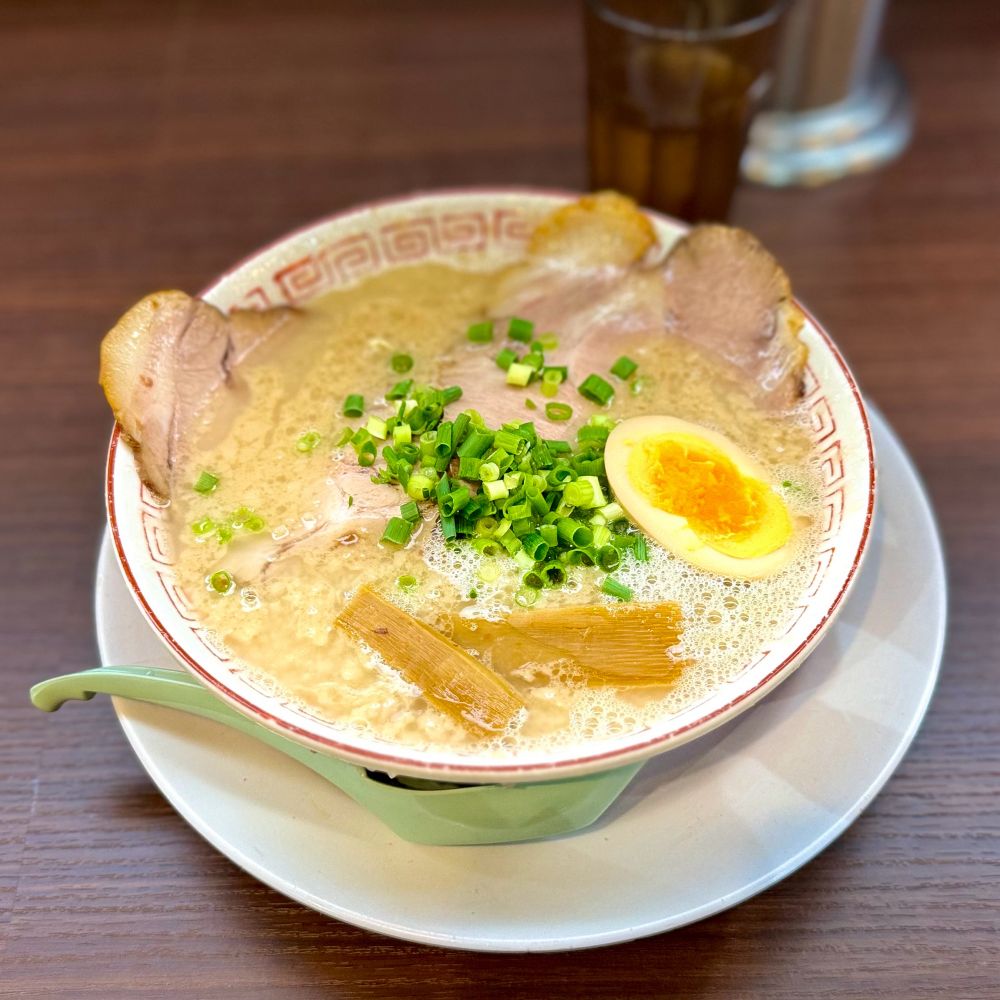 だるま大使本店
だるまこってりハリガネ

二郎系はちょっと、でもパンチのある味を求めてる人にはオススメの一杯🍜
ただの豚骨ラーメンと侮るなかれ、ここのスープはもはや食べ物と言える濃厚さです
昼夜どちらも並びは少しあるけど、爽やかな店員がいろいろ教えてくれるので不慣れな人でも敷居の低い群馬の代表麺を堪能して欲しいトコロ。