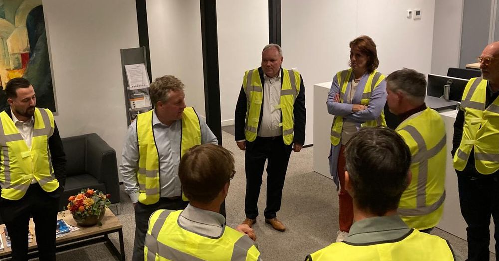 Foto van raadsleden op bezoek bij Gouda Refractories