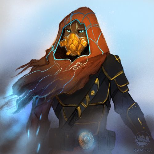 A hooded sylvari in a leather and metallic armor, surrounded by mists, where a blue glow appears connected to the lining of the hood