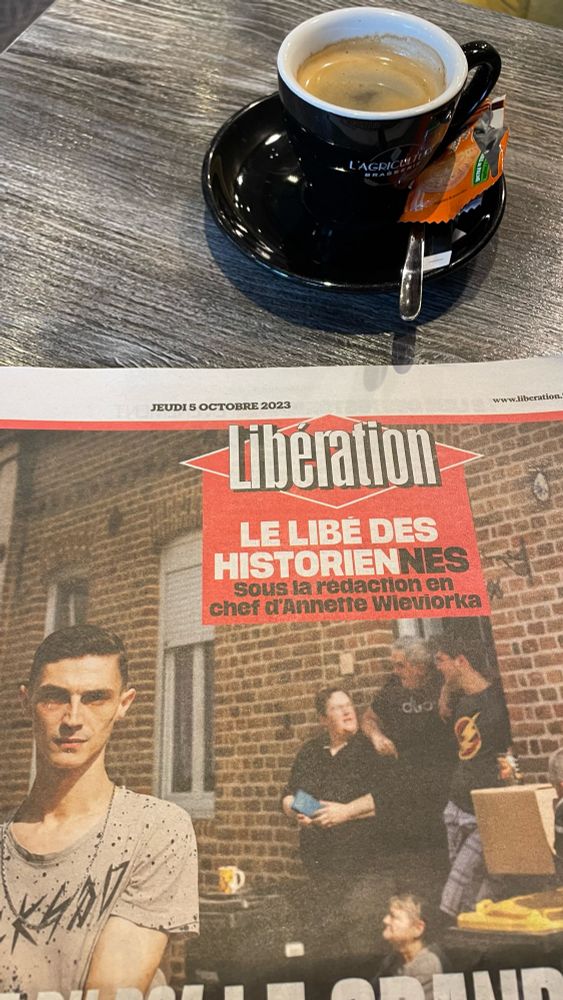 Image d'un café à Blois, avec le journal Liberation réalisé par des historiennes et historiens à l'occasion des Rendez-vous de l'Histoire de Blois 2023.