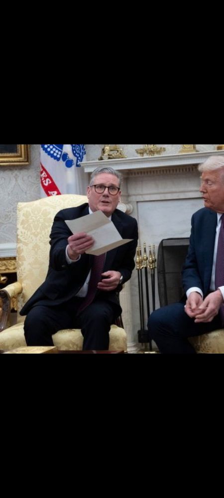 A picture of a weak, snivelling mam called Keir Starmer giving Trump a letter from the king
