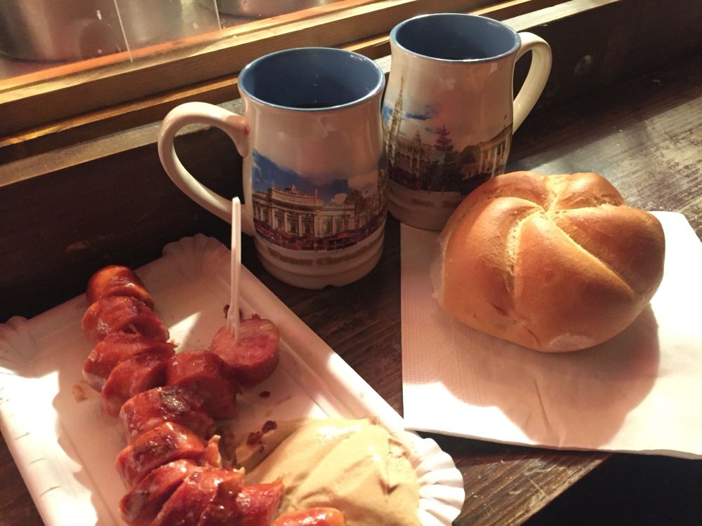 Sliced käsekrainer, a large dollop of mustard and a crispy bread roll. And two cups of  steaming hot Weihnachtspunsch.