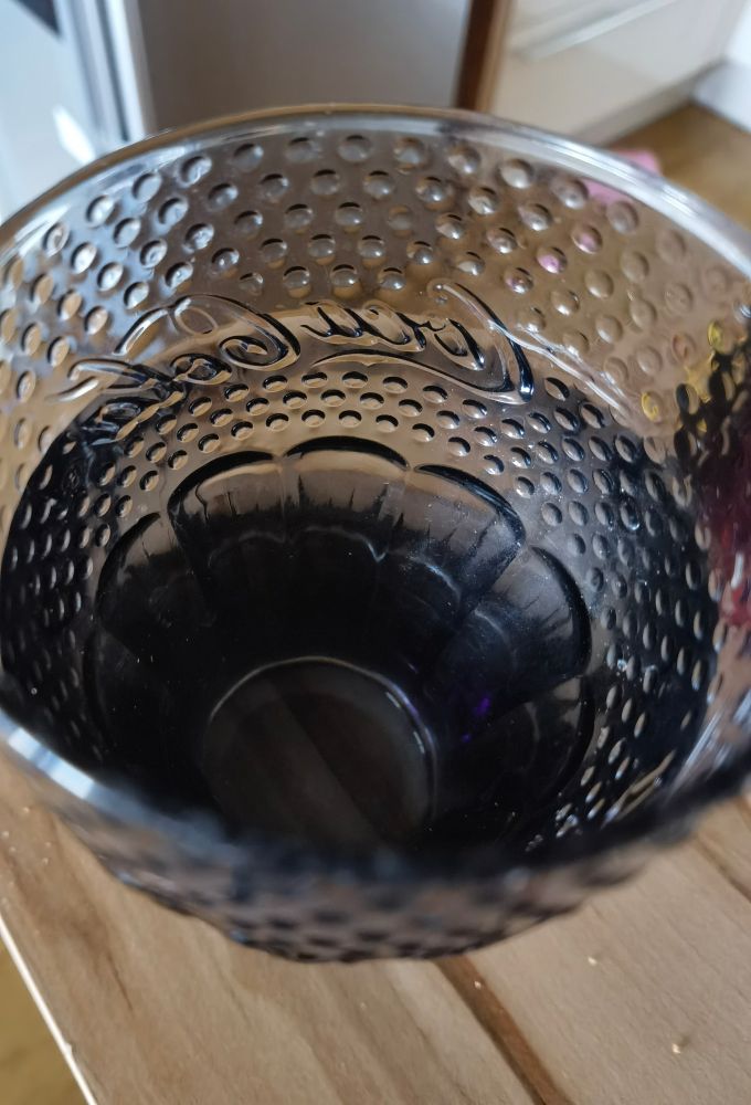 Dunkles Coca Cola Glas von oben fotografiert, gefüllt mit Wasser