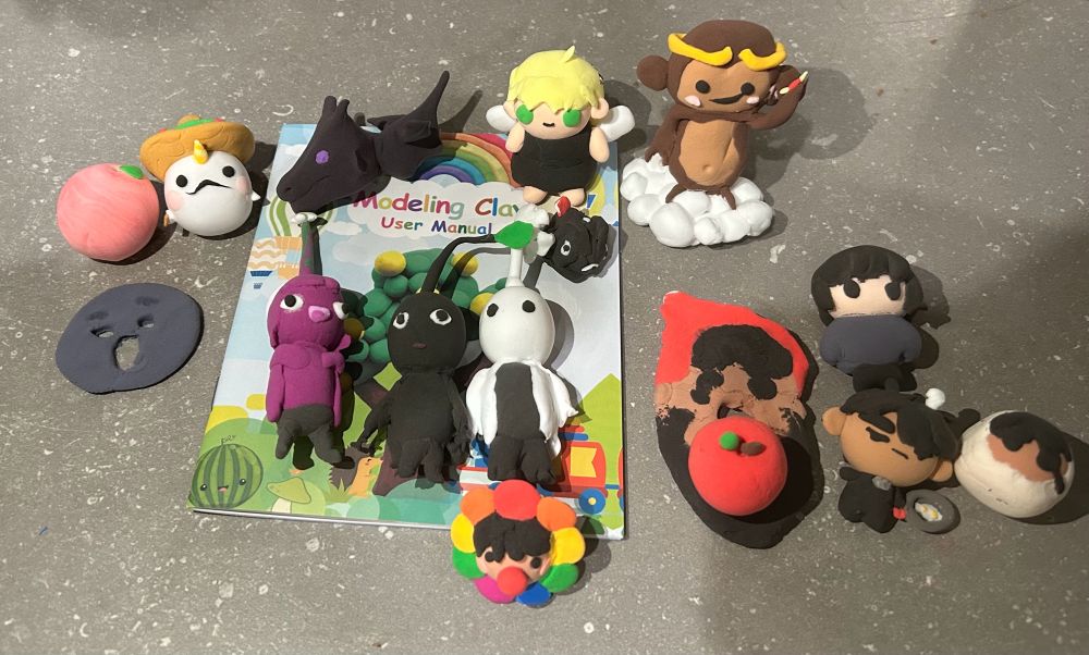 Omniscient reader's viewpoint characters made out of polymer clay