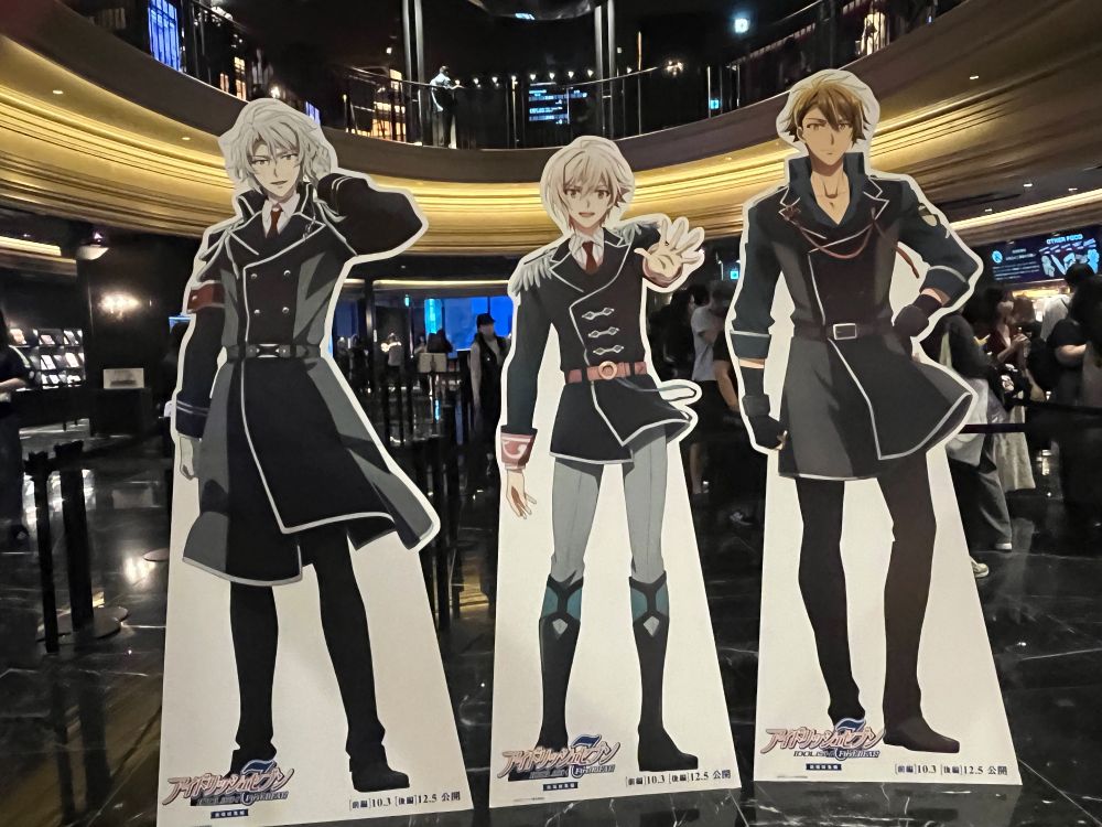 アニメ「アイドリッシュセブン」のTRIGGERの3人のパネルの写真。撮影場所はグランドシネマサンシャインの4F