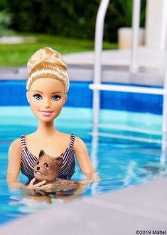 barbie na piscina com cachorrinho