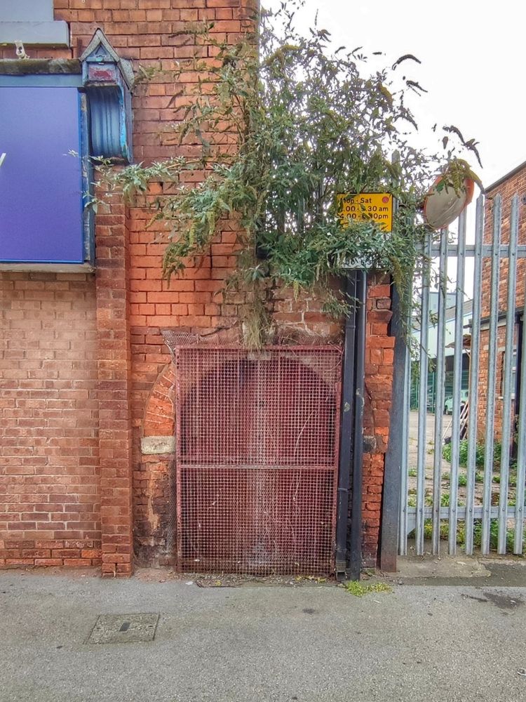 This mysterious 200 year old Archway on Witham. Once led to a courtyard of houses called Holderness Court. Now long demolished as they where regarded as slum properties.

#hull #yorkshire #travel #photography #history #hullhistory 