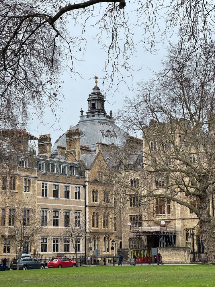The dome of the Central Methodist Hall from the courtyard behind Westminster Abbey. Cromen Neuadd Ganolog y Methodistiaid o'r cwrt y tu ôl i Abaty Westminster.