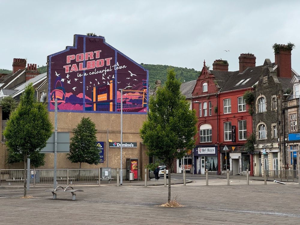 Merlun ar wal adeilad wag: Mae Port Talbot yn dref lliwgar / Mural on the blind wall of a building: Port Talbot is a colourful town.