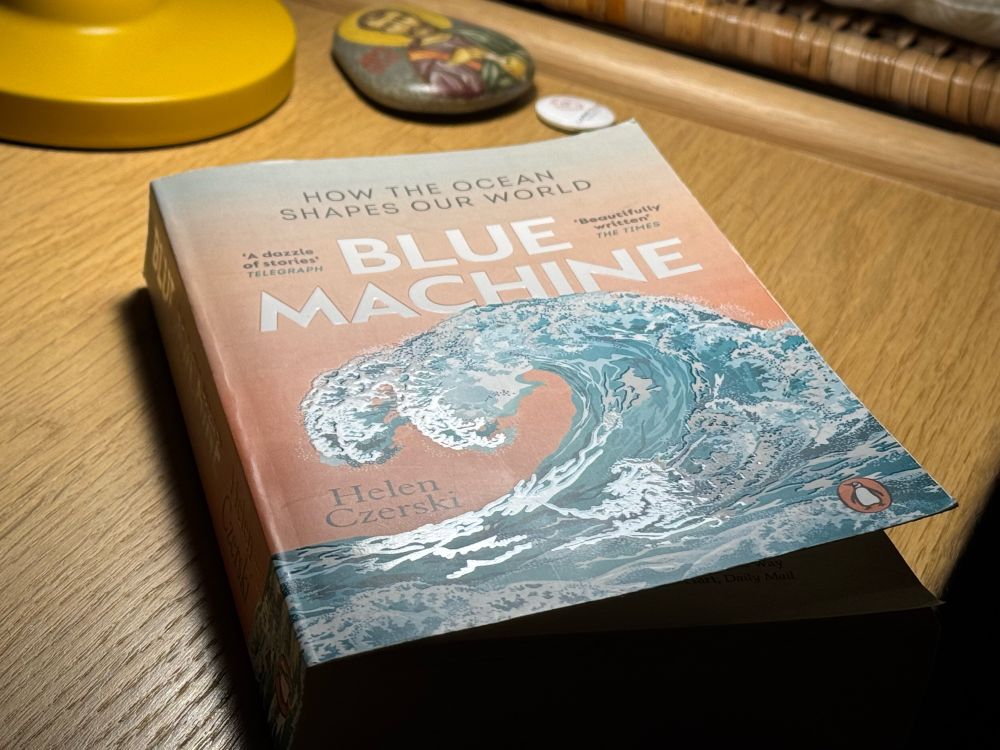 Y llyfr “Blue Machine” gan Helen Czerski, wedi ei charu a’i darllen yn frwd! The book “Blue Machine” by Helen Czerski, well leafed and enjoyed!