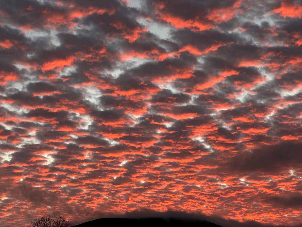 The Blorenge mountain underneath bright red clouds on Christmas Day. Cymylau’n goleuo’n goch llachar.