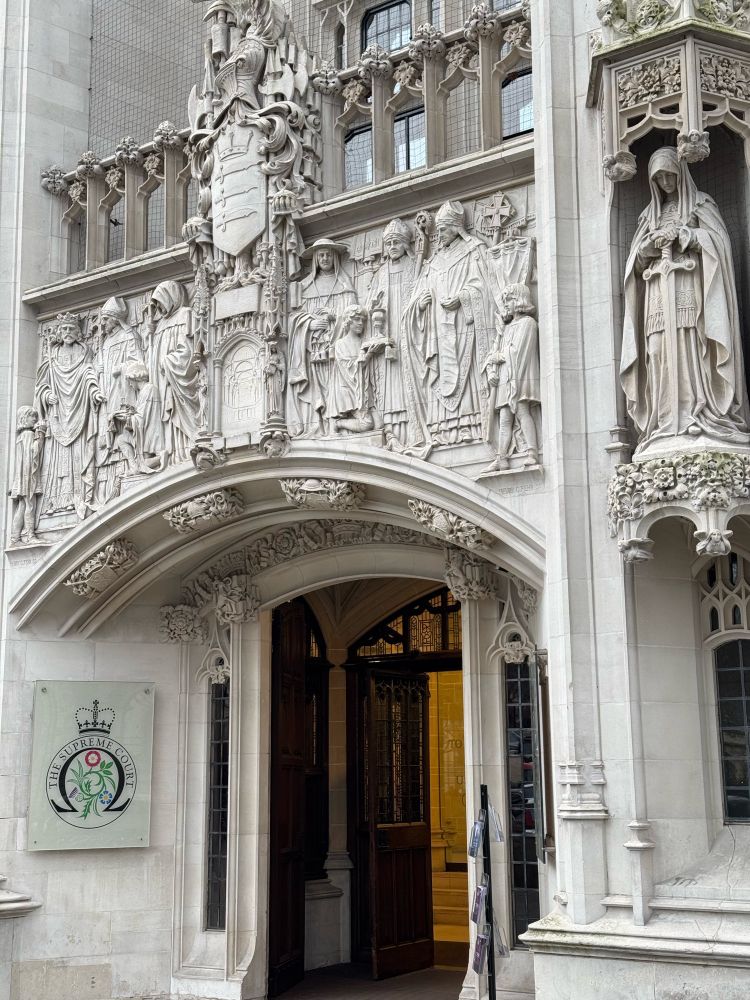 The ornately carved doorway to the Supreme Court of the UK. Y drws i Goruchaf Lys y DU wedi'i gerfio'n addurnol.