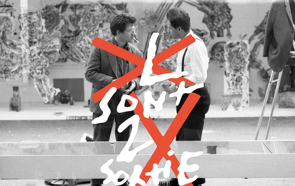 pascal doury et bruno richard discutent lors de l'installation de leur exposition à l'ARC, à Paris, en 1985