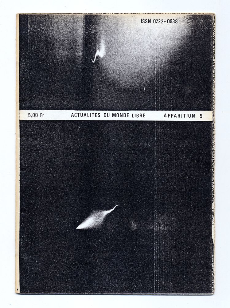 couverture d'un fanzine en photocopies : titre "actualités du monde libre - apparition 5", sur un bandeau blanc qui traverse à l'horizontale une image floue et illisible noire et grise.