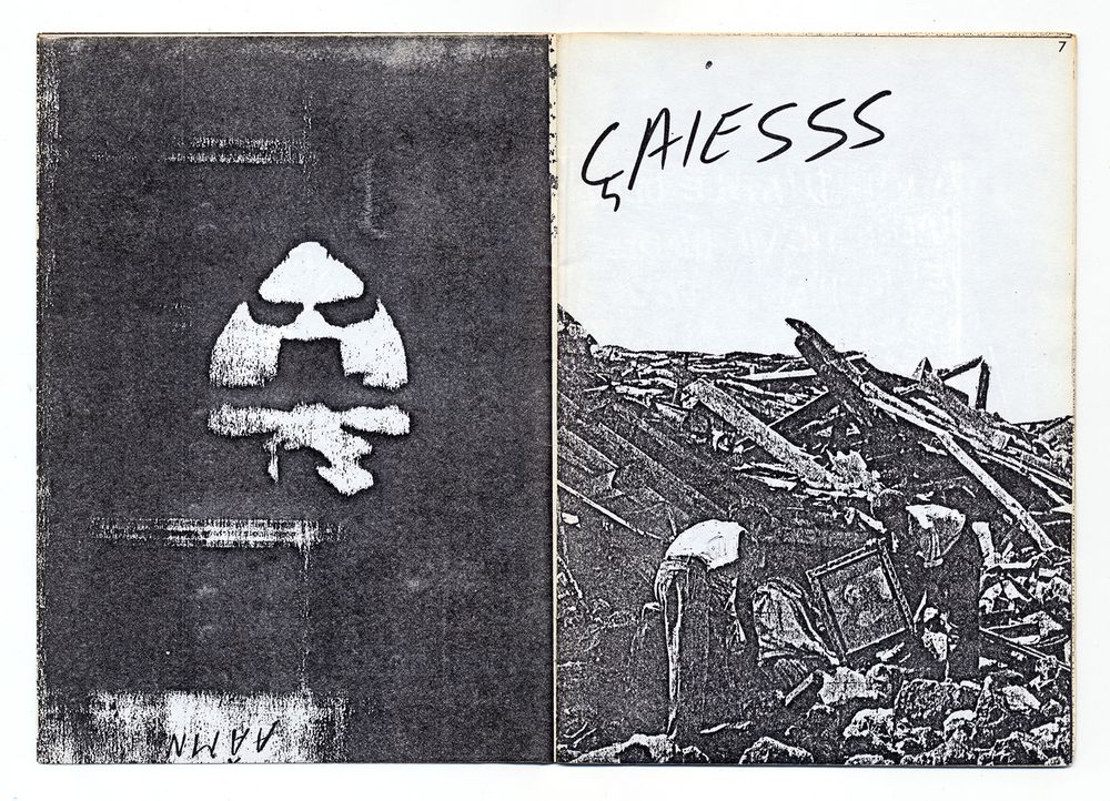 2 pages de collage imprimées en photocopie noire sur papier blanc. A gauche, formes illisibles sur fond noir. A droite : deux personnes trouvent un tableau dans des ruines. Une inscription manuscrite dans le ciel : "çaiesss"