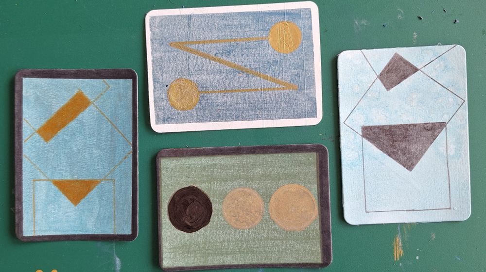 Vier ATC-Karten auf Aquarellgrund mit geometrischen Mustern wie Kreisen, Linien und Rechtecken