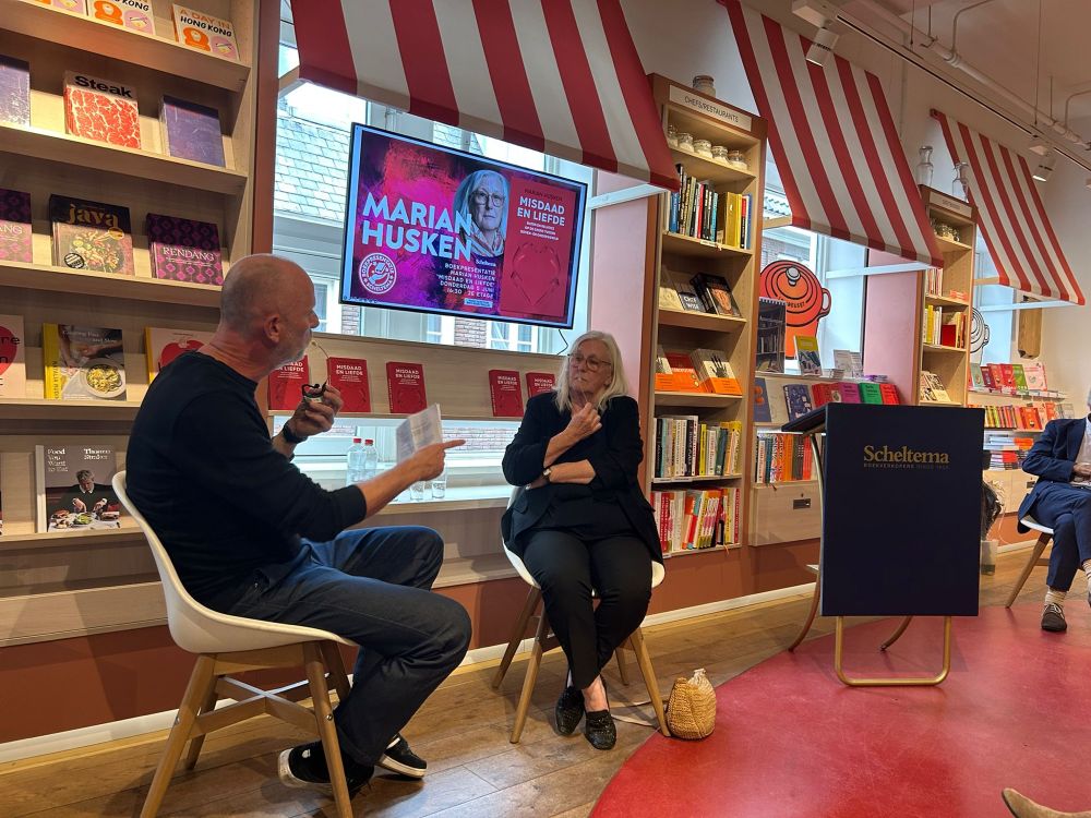 Tijdens de presentatie van mijn nieuwste boek Misdaad en lLiefde in boekhandel Scheltema. Over wel of niet flirten met drugsbaronnen… 
