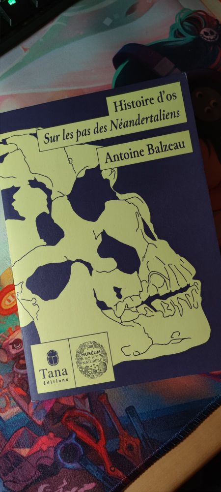 A copy of Antoine Balzeau's book "Histoire d'os".
