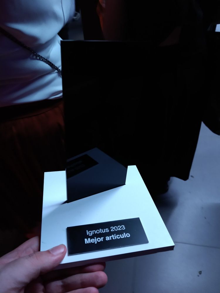 Yo sujetando mi Premio Ignotus