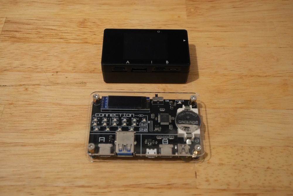 USB CABLE CHECKER の 2 と 3 が並べて置かれています。