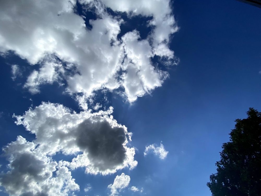 Bluesky: Blauer Himmel mit einigen dunklen Wolken