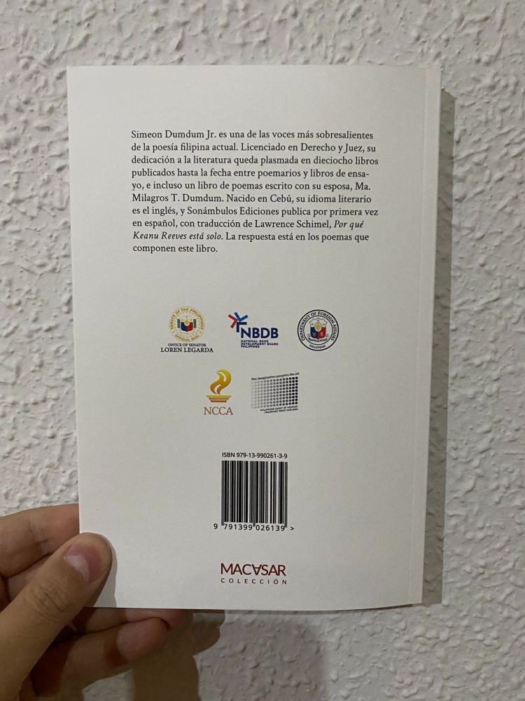 The back cover of POR QUÉ KEANU REEVES ESTÁ SOLO by Filipino author Simeon Dumdum, Jr. translated into Spanish by Lawrence Schimel with a brief description of the book and all the logos of the institutional support from the National Book Development Board Philippines and other partners for the translation and publication.
