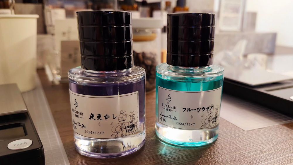 私が作ったのは左の紫色の香水です。名前はそれぞれが自分でつけました。