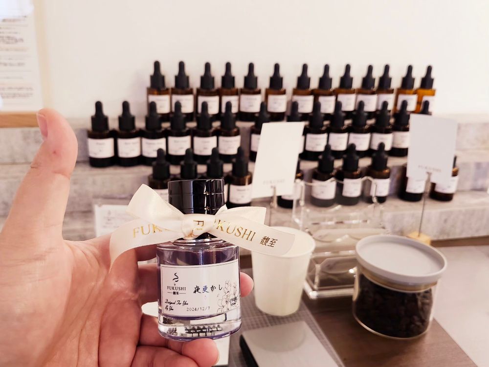 トップ：ティー/ミドル：カシス/ベース：ムスク、沈香
夜中に部屋で1人チルってるイメージで「夜更かし」と名付けました。
ふんわり落ち着く香りです。
青紫の液にラメが入ってて綺麗な仕上がりになりました。