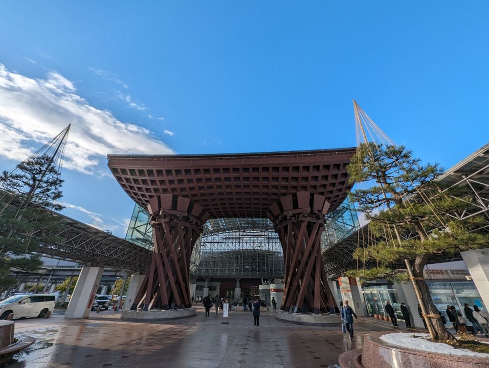 金沢駅前 鼓門