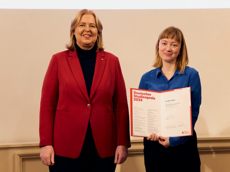 Bärbel Bas in a red jacket and Silvia Weko holding a certificate, both smiling. Photo by Patrick Pollmeier.