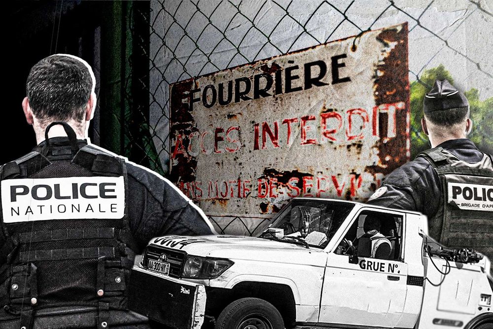 Photo illustration de l'enquête. En fond, le décor d'une fourrière matérialisée par un grillage et un panneau indiquant "Fourrière, accès interdit ». En premier plan les silhouettes découpées de deux policiers de dos et d'un camion grue.