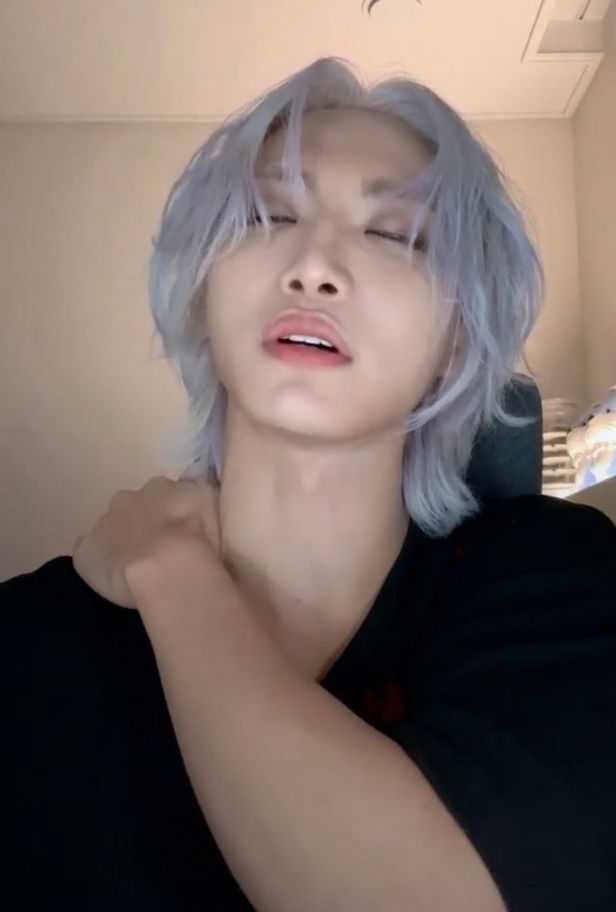 Seonghwa during a pop live