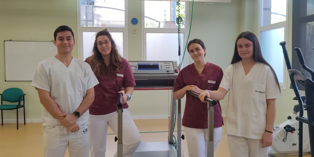 Arturo Sánchez y Paula Rincón (ambos de blanco) junto a Puerto Méndez y Ana María Sánchez, fisioterapeutas del Ceadac.